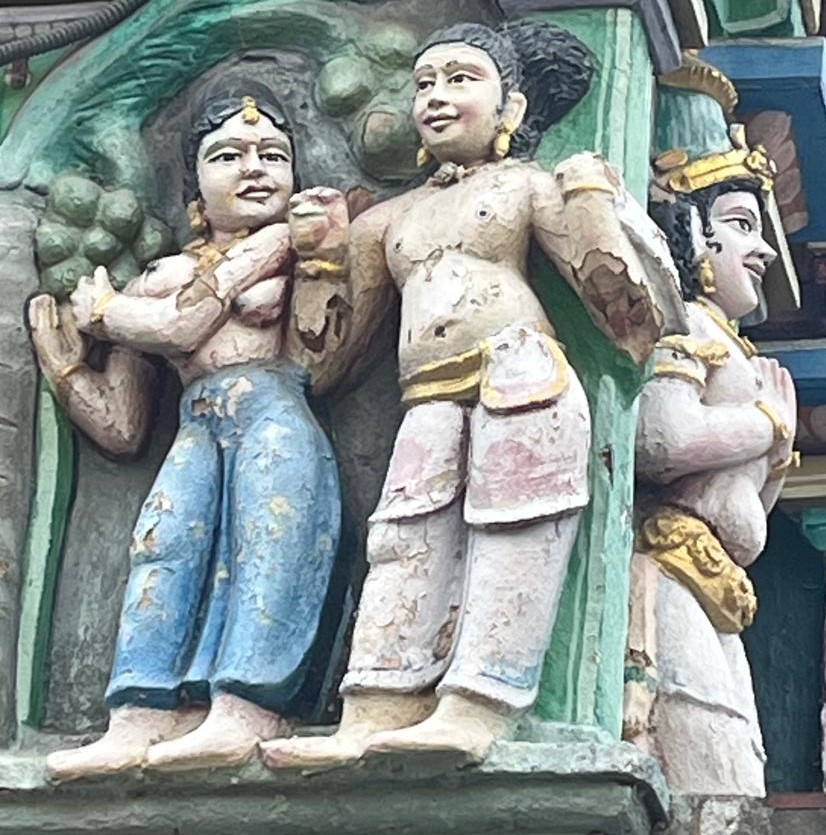 தென்னங்குலை வளைத்த சிற்பம்