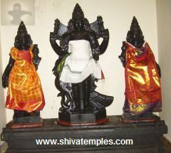 தன் இரு தேவியருடன் முருகர்