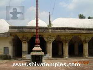 உயர்ந்த கொடிமரம், பலிபீடம்