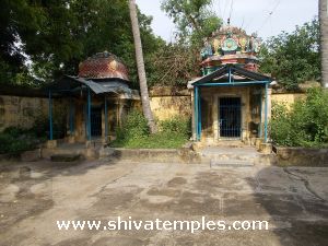 Vinayaka and Muruga Sannidhis in the Prakaram