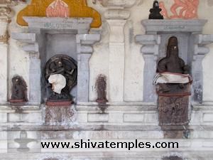கருவறை கோஷ்டத்தில் நடராஜர், அகத்தியர்