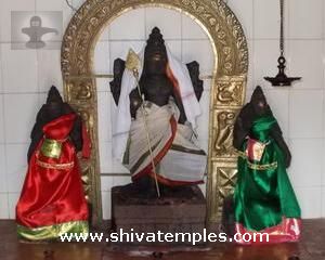 வள்ளி தெய்வானையுடன் முருகர்