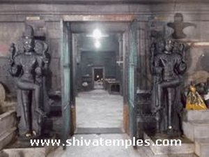 ஆட்சீஸ்வரர் சந்நிதி நுழைவு வாயில் - துவாரபாலகர்கள்