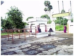 கோவில் உள்ளிருந்து முகப்பு வாயில் தோற்றம்