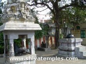 நந்தி மண்டபம் மற்றும் பலிபீடம்