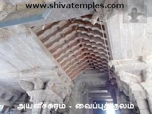 நுட்பமான வேலைப்பாடுகள் கொண்ட கல்லால் ஆன கூரை