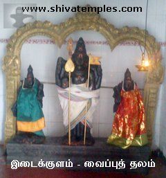 வள்ளி தெய்வானையுடன் முருகர்